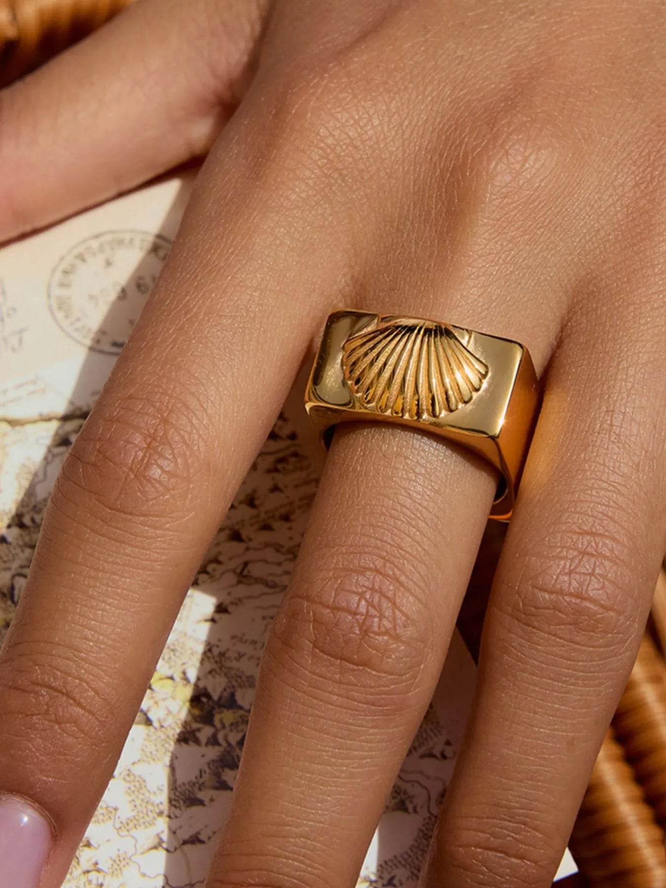 Vintage Shell Pattern Gold Signet Ring - ELY VESSA LLC