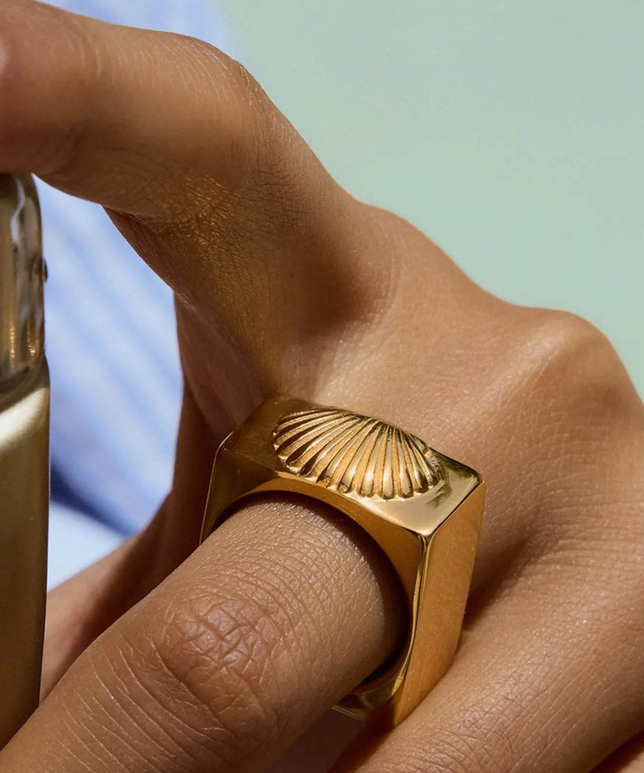 Vintage Shell Pattern Gold Signet Ring - ELY VESSA LLC